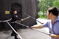 近一米長的大砍刀被特警奪下 近一米長的大砍刀被特警奪下