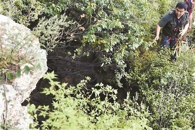 救援隊員在驢友發現疑似人體骸骨的豎井外勘察 救援隊員在驢友發現疑似人體骸骨的豎井外勘察