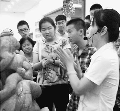 圖為在“玉器博物館”,導(dǎo)購員正在推銷。 本報(bào)記者 蔣云龍攝 圖為在“玉器博物館”,導(dǎo)購員正在推銷。 本報(bào)記者 蔣云龍攝