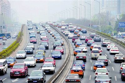 擁堵讓公路成了停車場(chǎng) 擁堵讓公路成了停車場(chǎng)