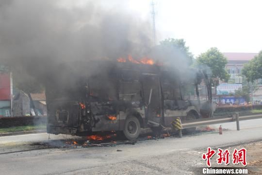 圖為公交車著火現場。 房佳濱 攝 圖為公交車著火現場。 房佳濱 攝