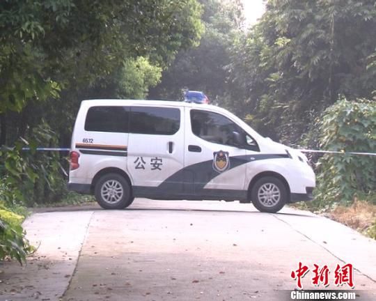 當地警方在現場進行進一步的案情偵辦工作 唐鈺煒 攝 當地警方在現場進行進一步的案情偵辦工作 唐鈺煒 攝