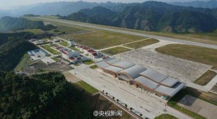 該機場劈山而建,平坦的跑道和停機坪與周邊陡峭山體形成鮮明對比,宛如電影場景。 該機場劈山而建,平坦的跑道和停機坪與周邊陡峭山體形成鮮明對比,宛如電影場景。