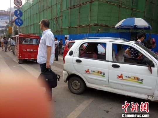 盡管進行了整治，濟南火車站不遠處的路口，仍然有黑出租出沒。 曲成蘭 攝