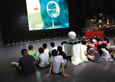 6月20日,北京天文館,小學生們在看中國航天史上首次太空授課。9月1日起,中小學生每周將會有至少半天的時間,到社會課堂上課。新京報記者 韓萌 攝 6月20日,北京天文館,小學生們在看中國航天史上首次太空授課。9月1日起,中小學生每周將會有至少半天的時間,到社會課堂上課。新京報記者 韓萌 攝