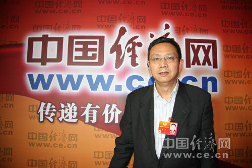 資料圖片:財政部財政科學(xué)研究所所長賈康。中國經(jīng)濟網(wǎng)記者郝紅波/攝 資料圖片:財政部財政科學(xué)研究所所長賈康。中國經(jīng)濟網(wǎng)記者郝紅波/攝