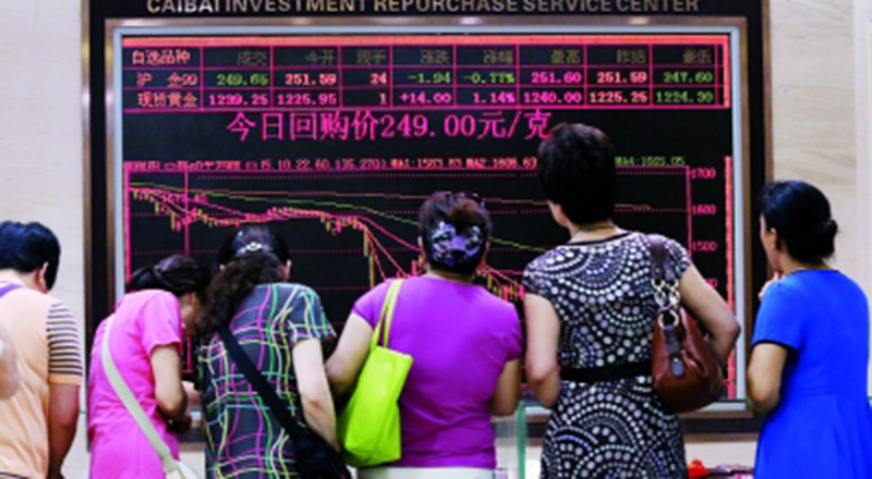 【股票熱】股市近期強(qiáng)勁上漲,重燃股民熱情,就連之前熱炒黃金、房地產(chǎn)而出名的“中國(guó)大媽”們也投入炒股行列,券商營(yíng)業(yè)部掀起一波開(kāi)戶潮。在北京馬甸橋附近一家券商營(yíng)業(yè)廳看盤的大媽說(shuō),“中國(guó)大媽”之前炒房、炒黃金,但目前股市行情很不錯(cuò),她近日就在鄰居帶領(lǐng)下新開(kāi)股票帳戶,“就現(xiàn)在市場(chǎng)的行情看,真是炒房、炒金不如炒股票”。