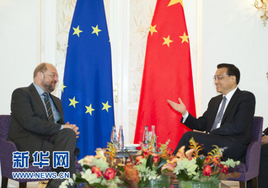 當地時間10月11日下午,中國國務院總理李克強在漢堡會見歐洲議會議長舒爾茨。 新華社記者 謝環馳 攝 當地時間10月11日下午,中國國務院總理李克強在漢堡會見歐洲議會議長舒爾茨。 新華社記者 謝環馳 攝