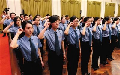昨日,檢察官助理在任命儀式上宣誓。 昨日,檢察官助理在任命儀式上宣誓。