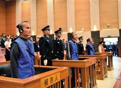 被告人在法庭上。昨日,云南省高級人民法院二審公開開庭審理昆明火車站“3·01”嚴重暴力恐怖犯罪案件。 被告人在法庭上。昨日,云南省高級人民法院二審公開開庭審理昆明火車站“3·01”嚴重暴力恐怖犯罪案件。