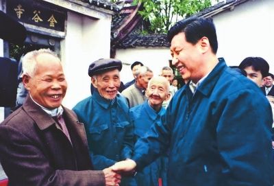 一九九九年十一月,時任福建省委副書記、代省長習近平在永定暴動舊址——金谷寺前慰問“五老”人員代表。 一九九九年十一月,時任福建省委副書記、代省長習近平在永定暴動舊址——金谷寺前慰問“五老”人員代表。