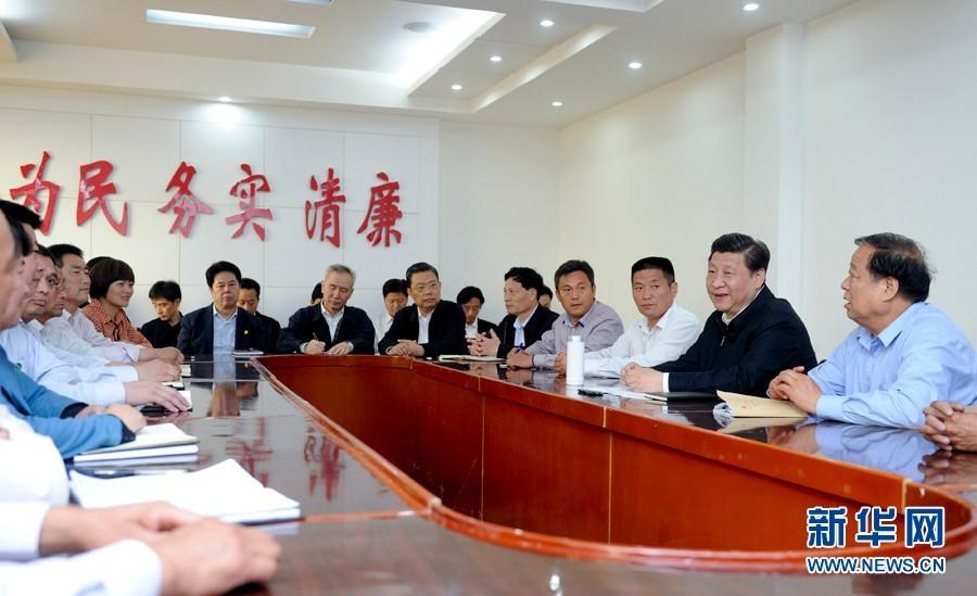 圖為:2014年 5月9日至10日,中共中央總書記、國(guó)家主席、中央軍委主席習(xí)近平在河南省考察工作。這是5月9 日下午,習(xí)近平在尉氏縣張市鎮(zhèn)同鎮(zhèn)村干部和村民代表座談。